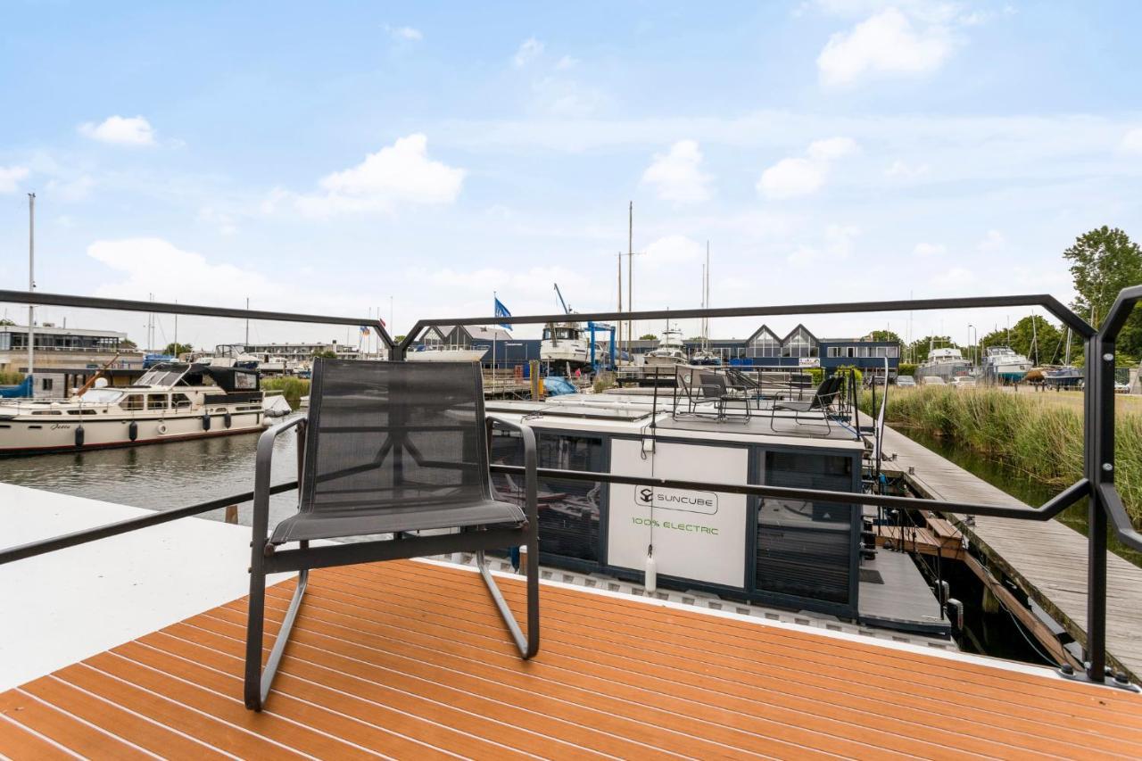 Cosy Tiny Houseboats Near Beach And Restaurants By Weltevreden Experience Zeewolde Bagian luar foto