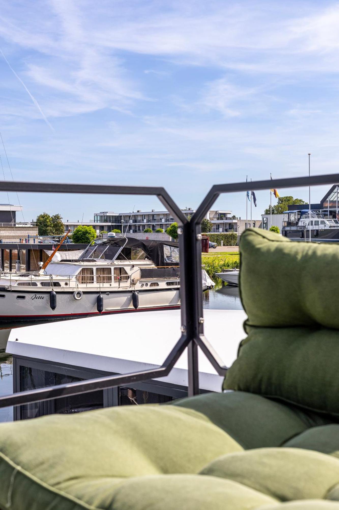 Cosy Tiny Houseboats Near Beach And Restaurants By Weltevreden Experience Zeewolde Bagian luar foto