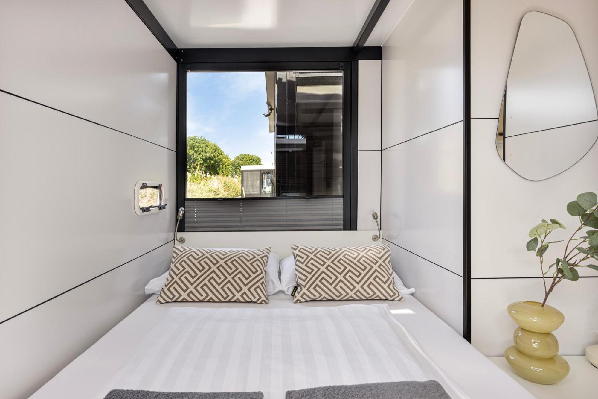 Cosy Tiny Houseboats Near Beach And Restaurants By Weltevreden Experience Zeewolde Bagian luar foto