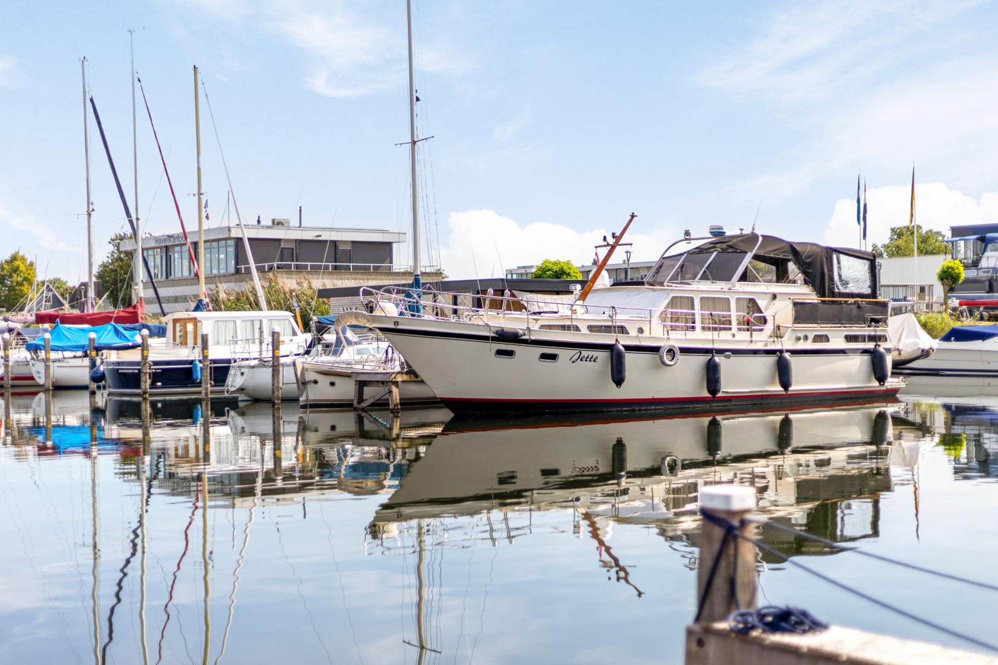 Cosy Tiny Houseboats Near Beach And Restaurants By Weltevreden Experience Zeewolde Bagian luar foto
