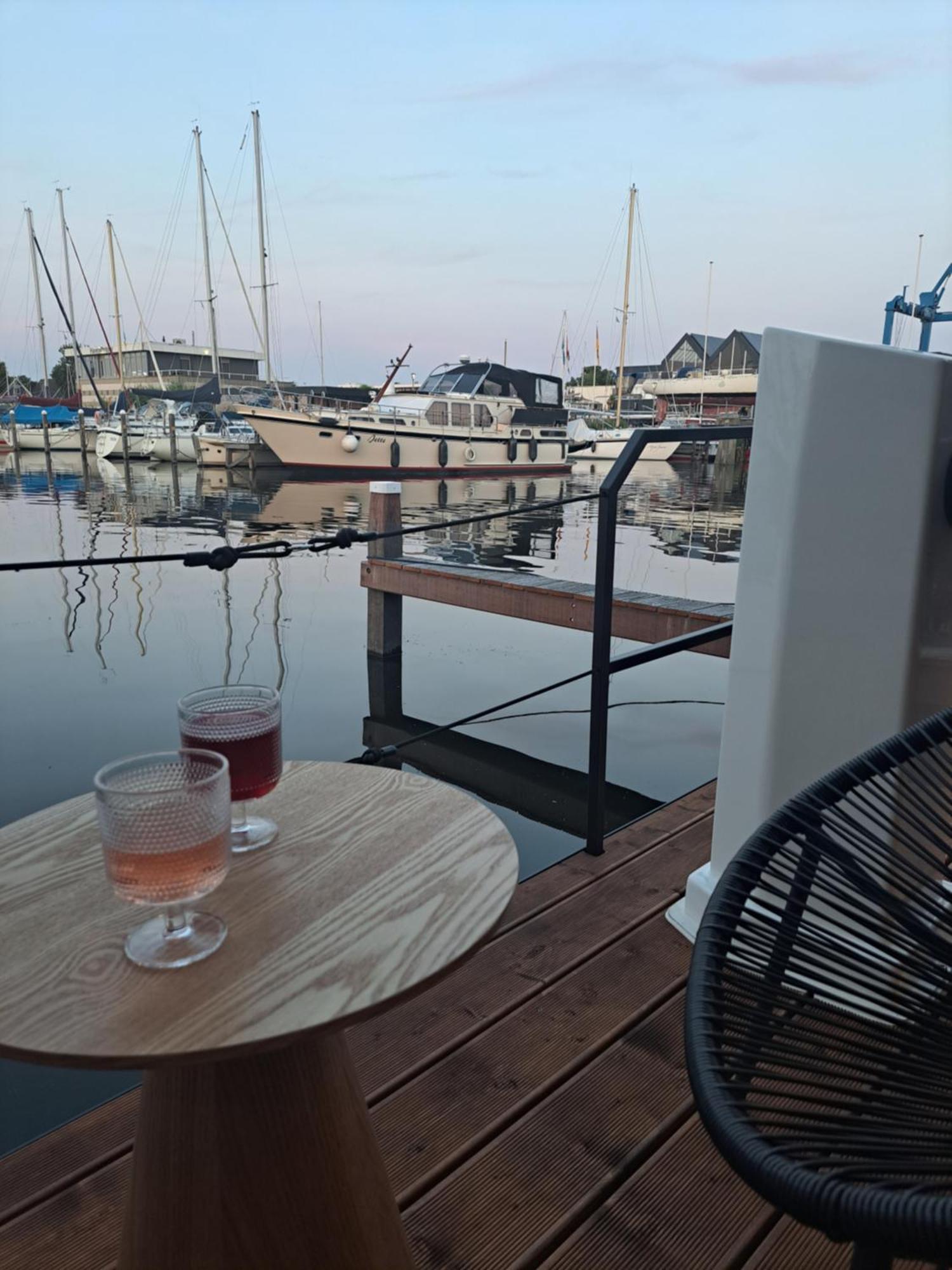 Cosy Tiny Houseboats Near Beach And Restaurants By Weltevreden Experience Zeewolde Bagian luar foto